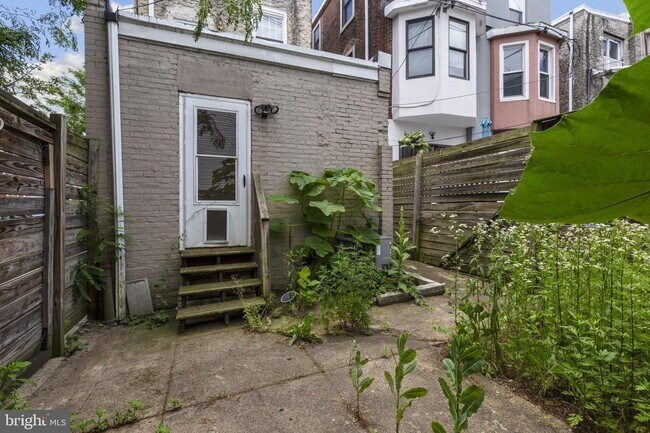 Building Photo - 3001 W Girard Ave