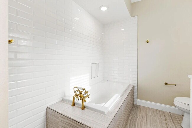 Building Photo - BEAUTIFULLY REMODELED 3-BEDROOM TAMPA HOME | SUNROOM | MODERN INTERIOR