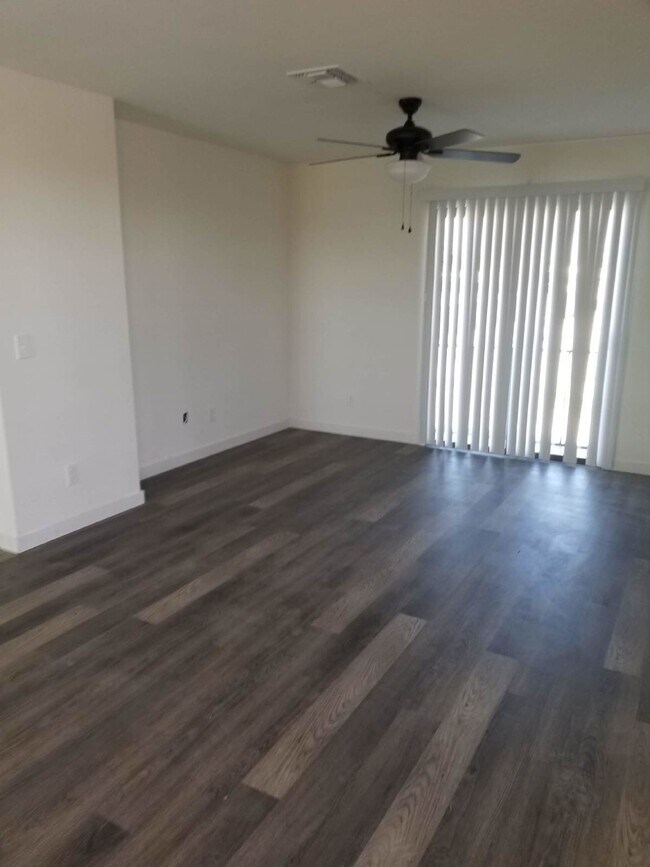 Building Photo - FANTASTIC FIRST FLOOR 2 BEDROOMS AND 1 BATHROOM PLUS PRIVATE BACKYARD