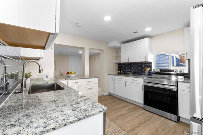 Building Photo - For Rent – Renovated 3 Bedroom Bungalow in Englewood