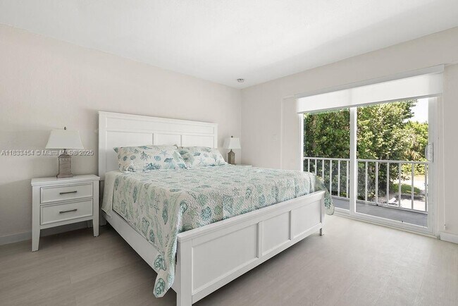 Building Photo - 2305 Tamarind Dr
