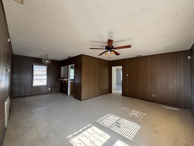 Building Photo - 3413 N Buena Vista Ave
