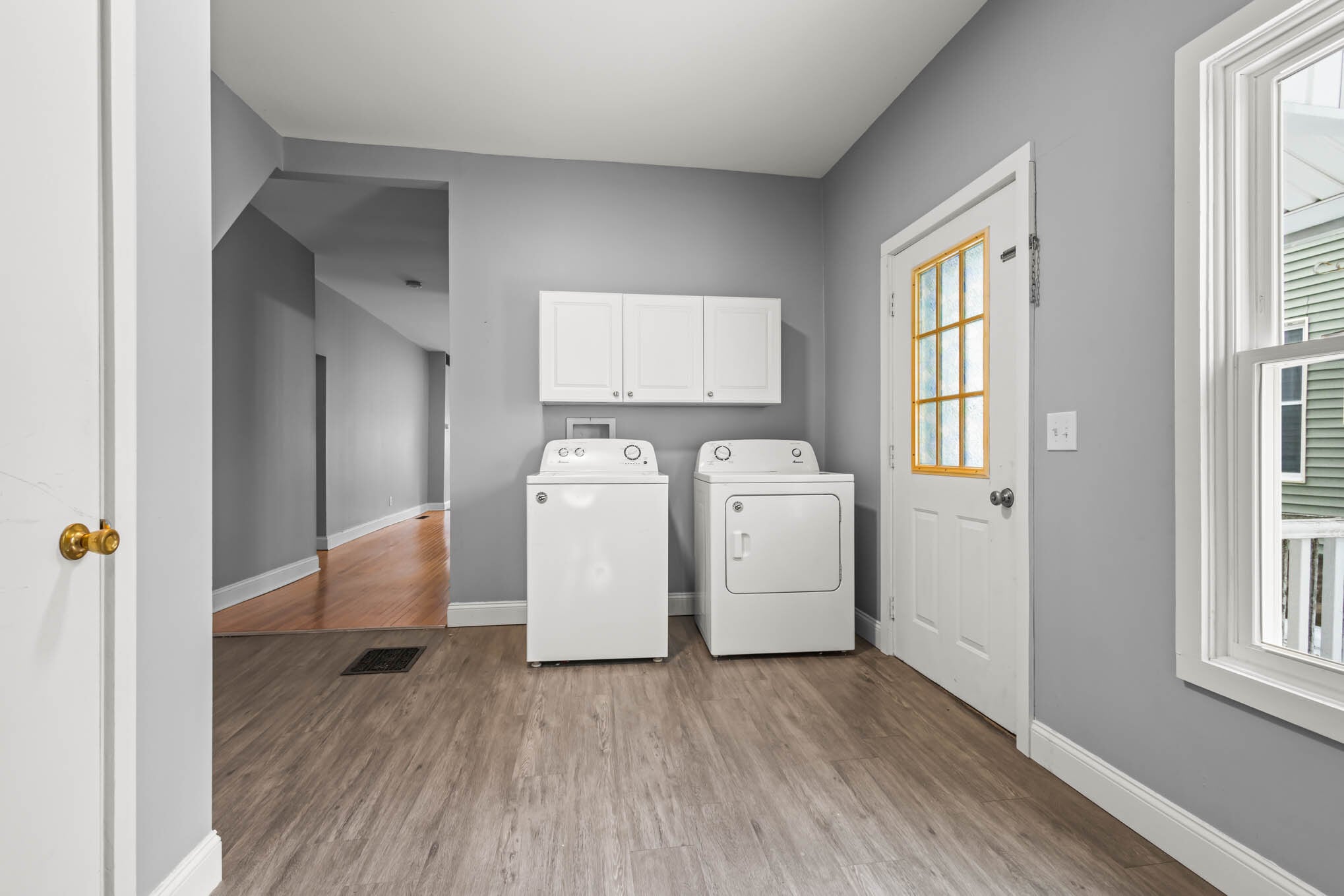 Building Photo - 208 S Swan St