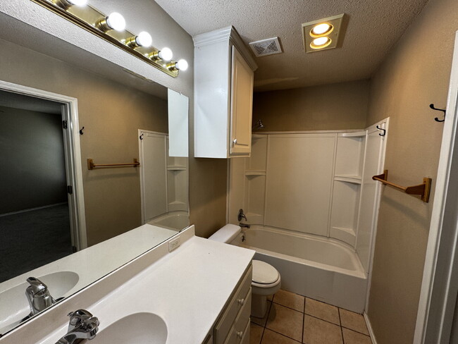 Building Photo - Beautiful Unit on Cul-de-Sac Street Conven...