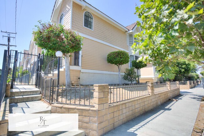Building Photo - Beautiful Front Unit in Gated Community – ...