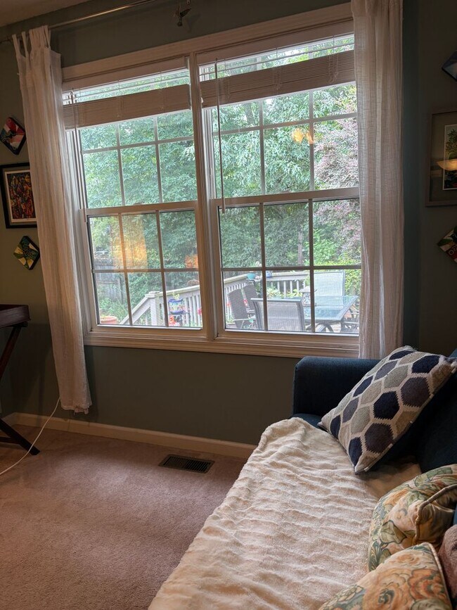 Building Photo - Large, private home in Rivercliff