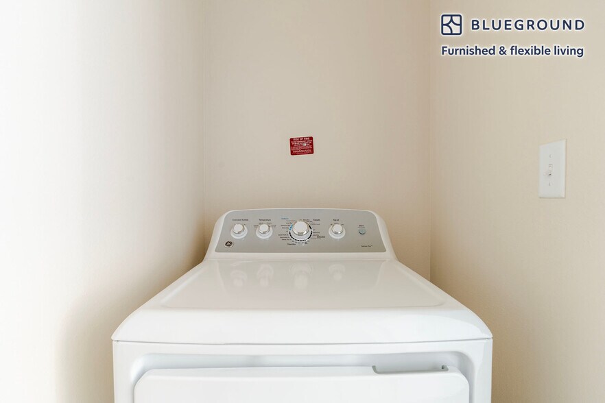 Building Photo - 1501 W Howard Ln