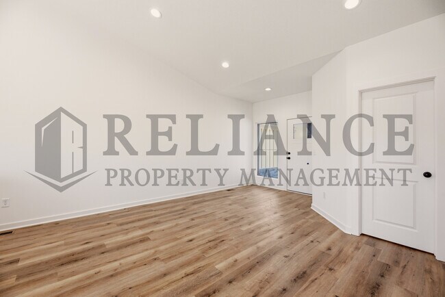 Building Photo - 5241 N Pinecrest Ct