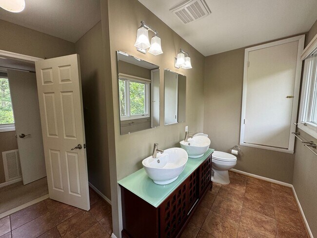 Building Photo - Fantastic 4 Bed 3.5 Bath Townhome With Sun...