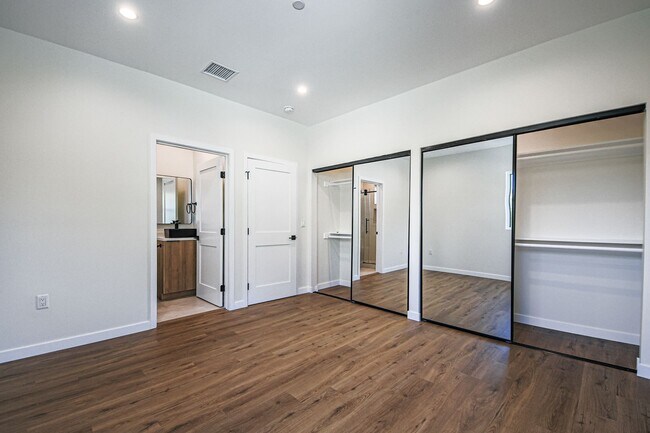 Building Photo - Ultra-Luxury Brand New 2 bed/2.5 bath and ...