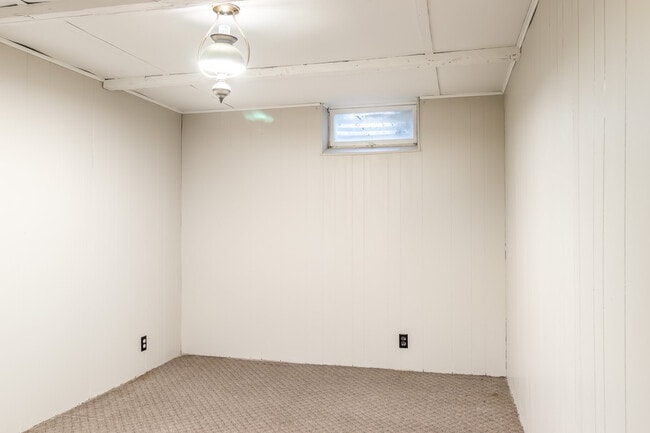 Building Photo - 2071 Maple Rd