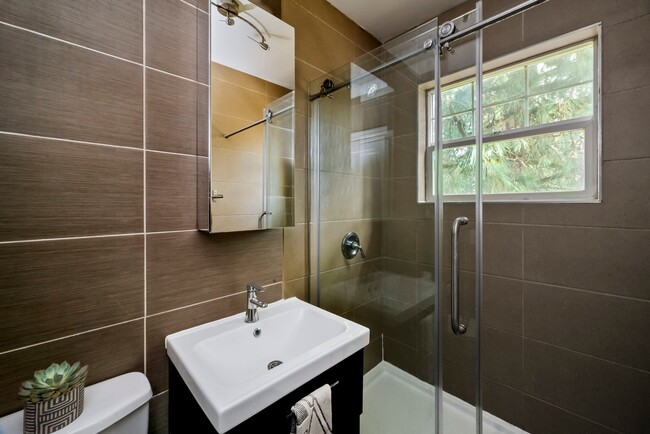 Building Photo - Cozy, updated 4th-floor studio in Nob Hill. Convenient location near all the hot spots