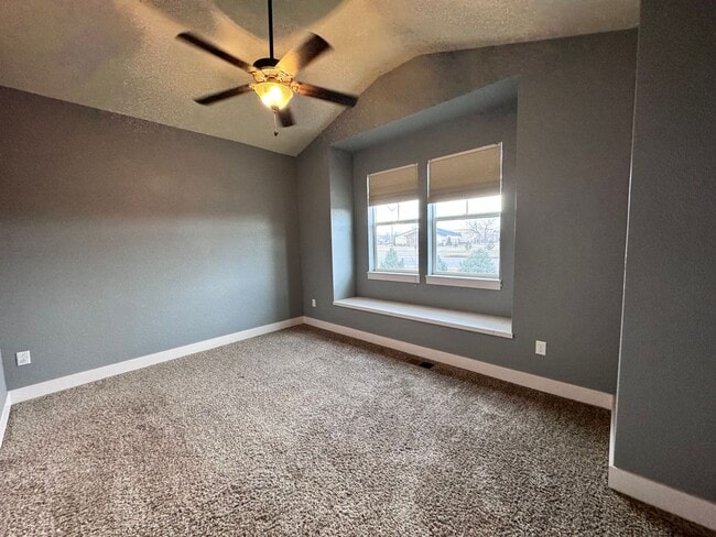 Building Photo - Incredible Townhome