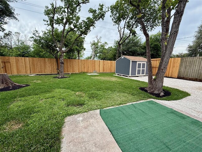 Building Photo - 6027 Beaudry Dr