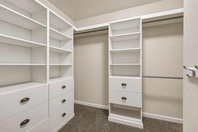 Building Photo - MOVE IN READY NOW! A/C! Multi generational living? Home office? Tumwater School District