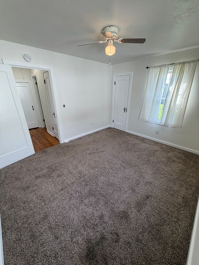 Building Photo - Charming 3 Bedroom with a Large Fenced Yard!