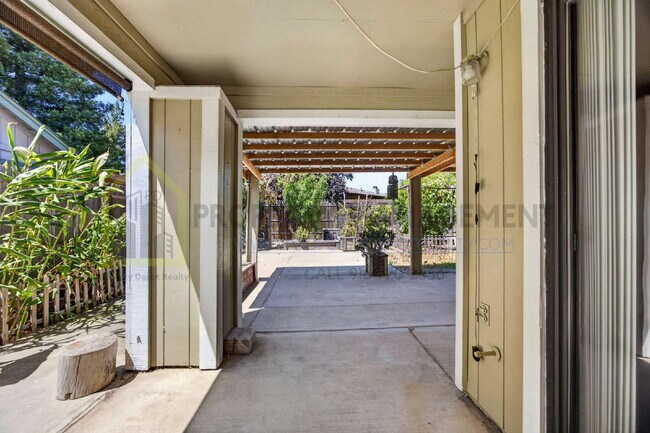 Building Photo - Spacious 4-Bedroom Retreat with 2.5 Baths