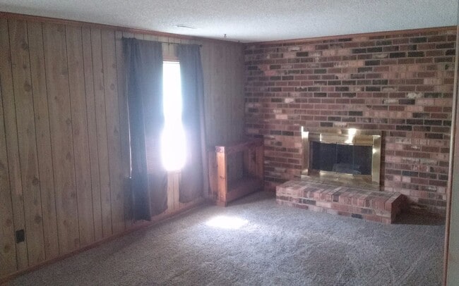 Building Photo - 3 bedroom 2 bath Tri-level Home In western...