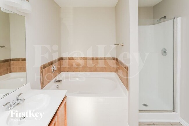 Building Photo - 1610 Cliffbrook Dr