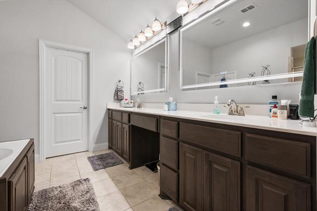 Building Photo - 2685 Venice Dr