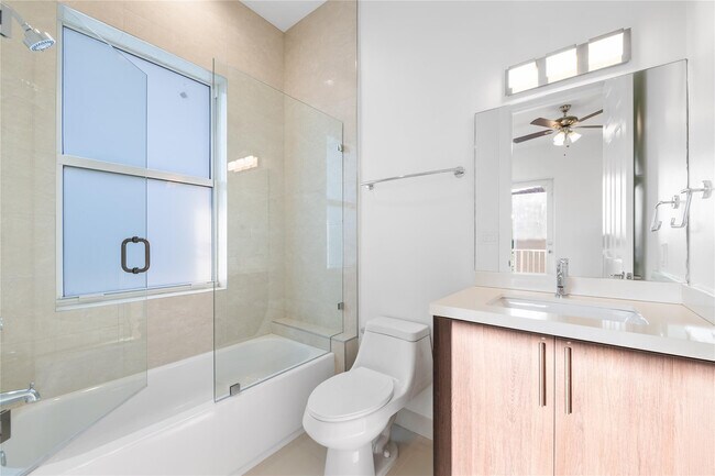 Building Photo - 324 SW 14th Ct