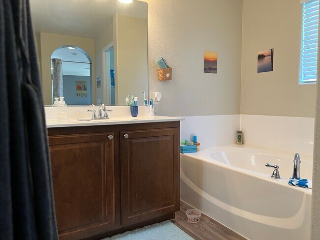 Building Photo - ABSOLUTELY AMAZING! Large 4 bedroom 2 stor...
