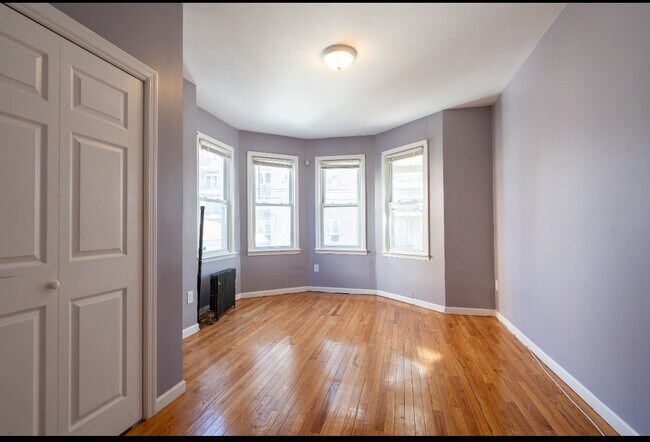 Building Photo - 366 E 31st St