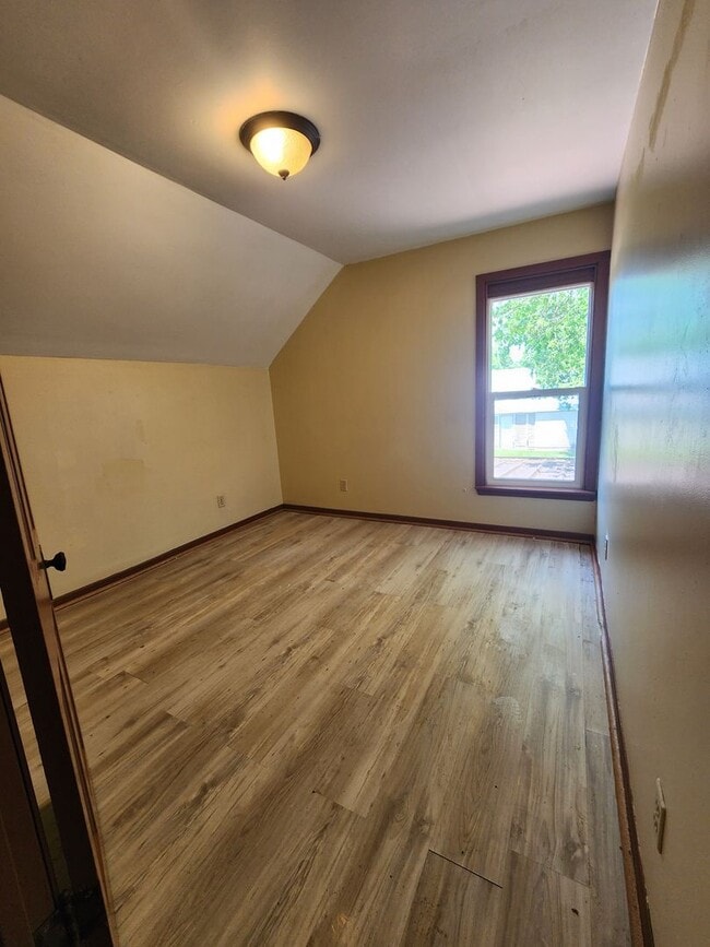 Building Photo - 4 bedroom 1 bath on corner lot