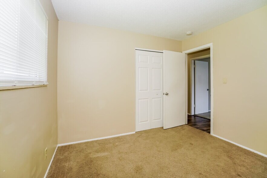Building Photo - 2400 Lisbon Dr