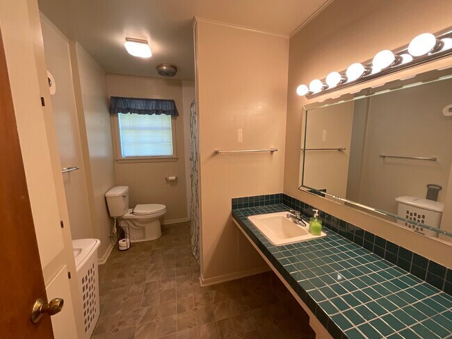 full bath - 510 Wilmuth St