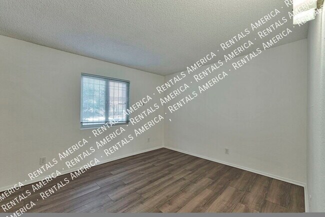 Building Photo - 749 E 6th St