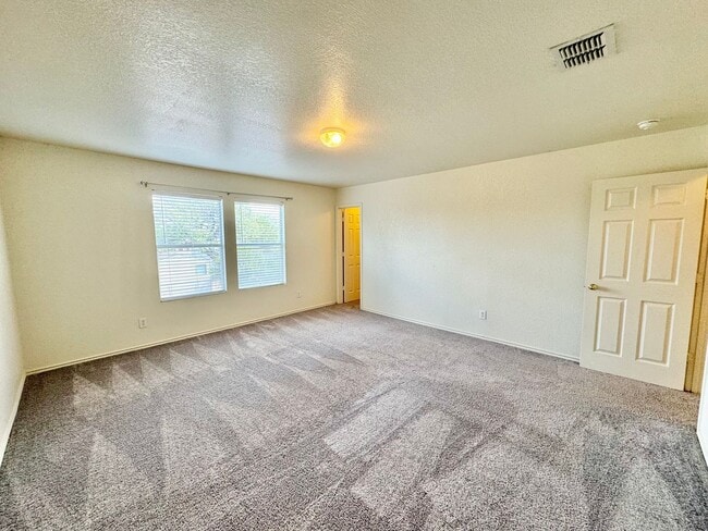 Building Photo - *COMING SOON* MOVE IN SPECIAL Beautifully Designed Two-Story Home with Loft and Garden Tub!