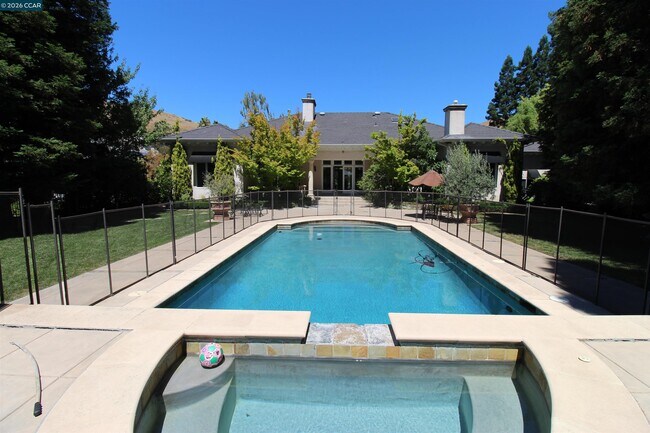 Building Photo - 348 Pheasant Run Dr