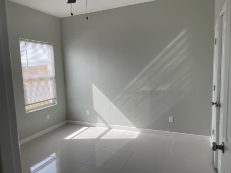 Building Photo - 2507 N Vineyard Ave