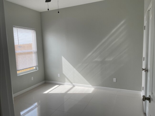 Building Photo - 2507 N Vineyard Ave