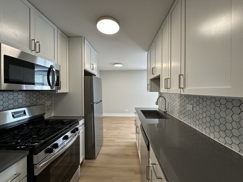 Building Photo - 535 W Aldine Ave