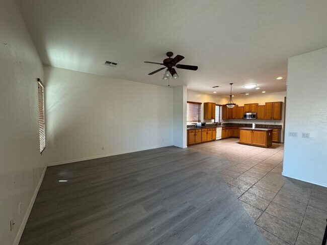 Building Photo - ***1st month's rent 1/2 off** 4BD / 3BA Chandler Home for Rent!