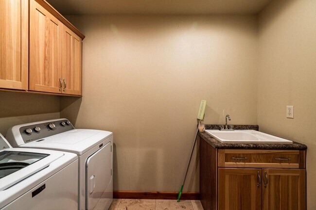 Building Photo - dschase