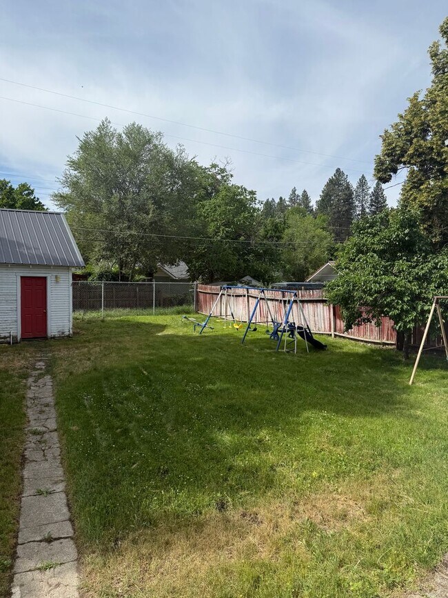 Building Photo - Large 4 Bed House with Fenced Yard