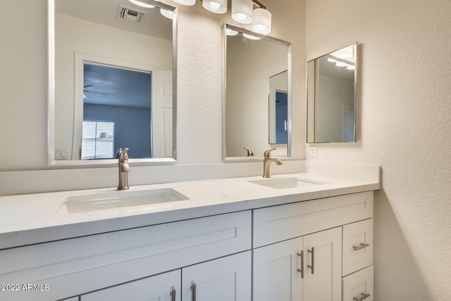 Building Photo - 8337 W Hughes Dr