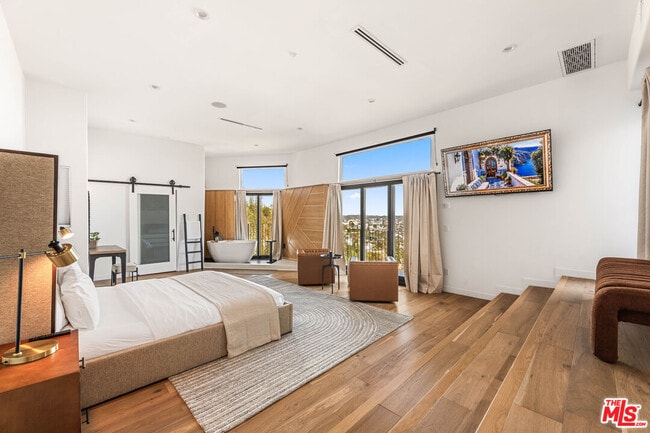 Building Photo - 8425 Hillside Ave