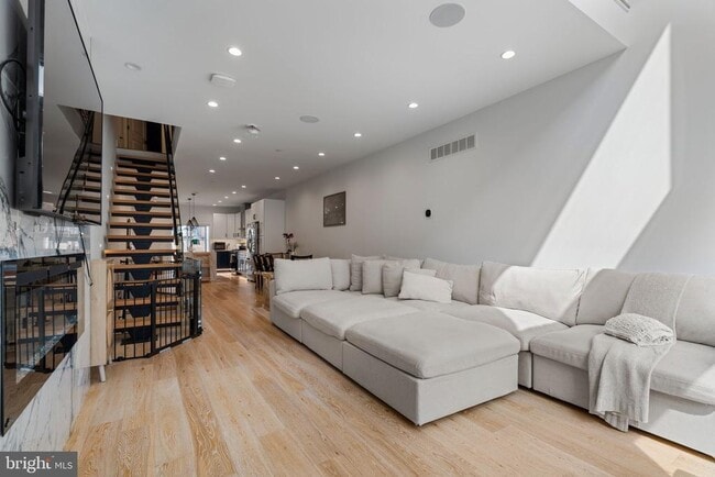 Building Photo - 2409 Oakford St
