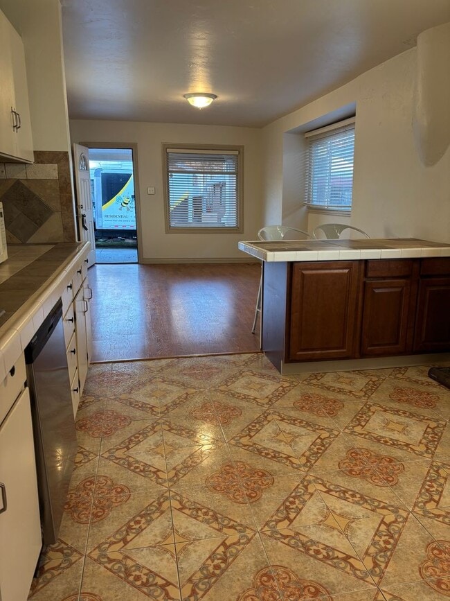 Building Photo - Salt Lake Cottage home 3 bed, 2 baths