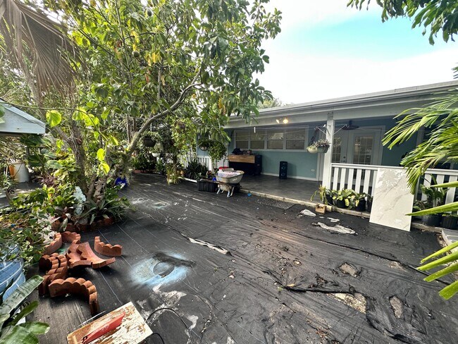 Building Photo - 104 NE 16th Ave