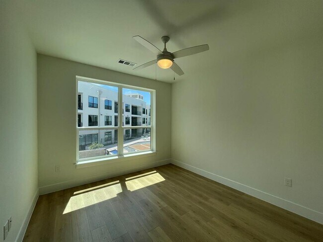 Building Photo - 1701 Simond Ave