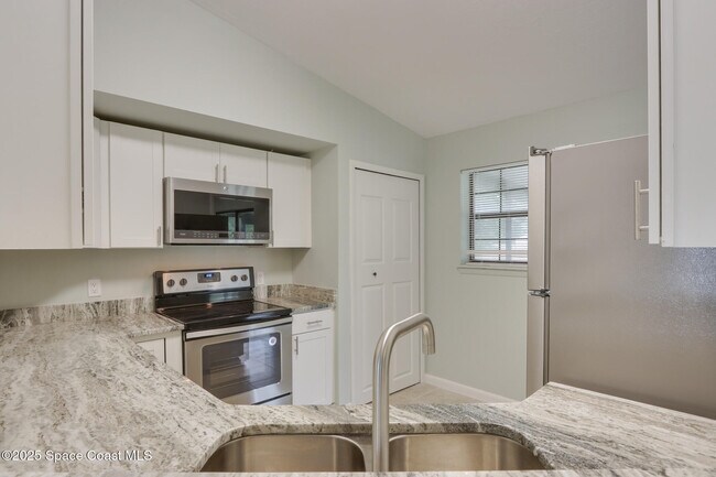 Building Photo - 1198 Altamira St NW