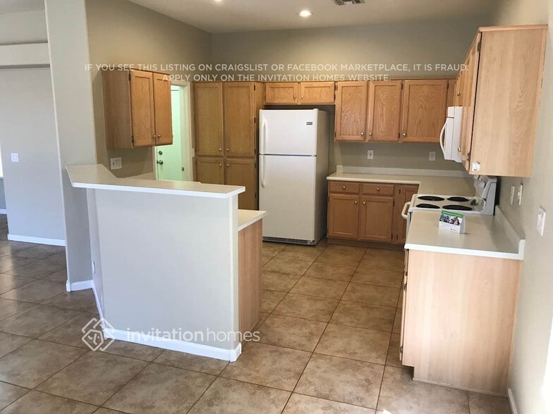 Building Photo - 10131 W Oregon Ave