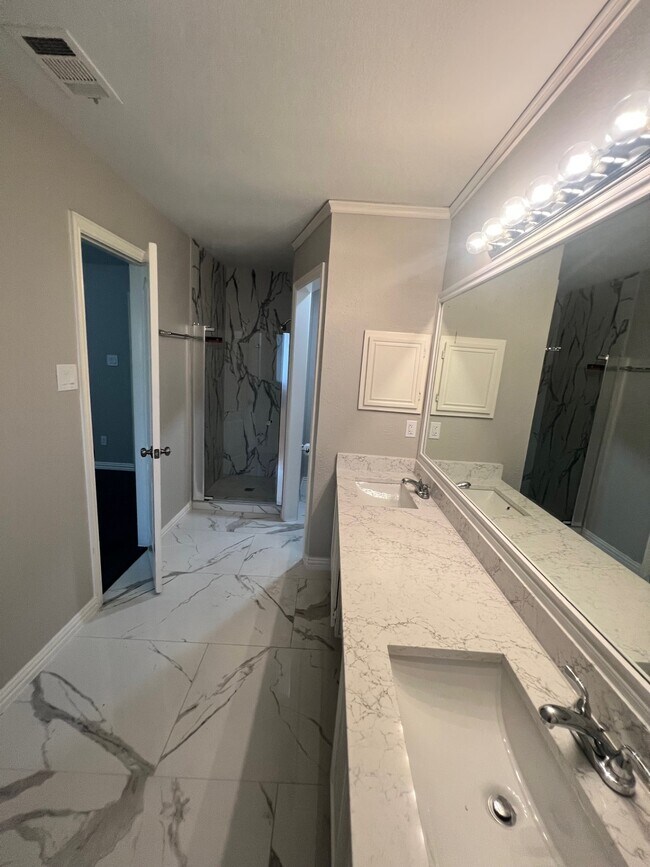 Building Photo - 2213 Ridgewood Dr