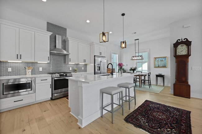 Building Photo - Elevated Charleston Charmer