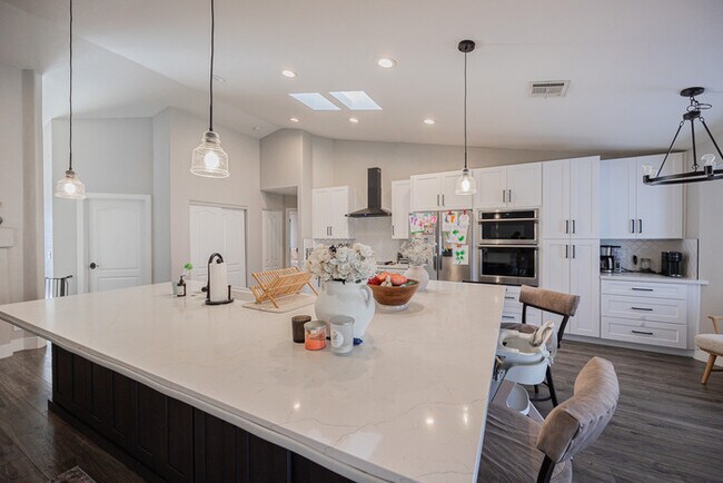 Building Photo - 904 S Dolphin Dr